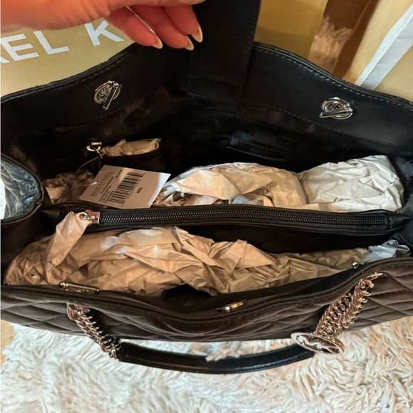 New quilted, black Michael Kors, leather handbag with tags and magnetic closure - Picture 4 of 11